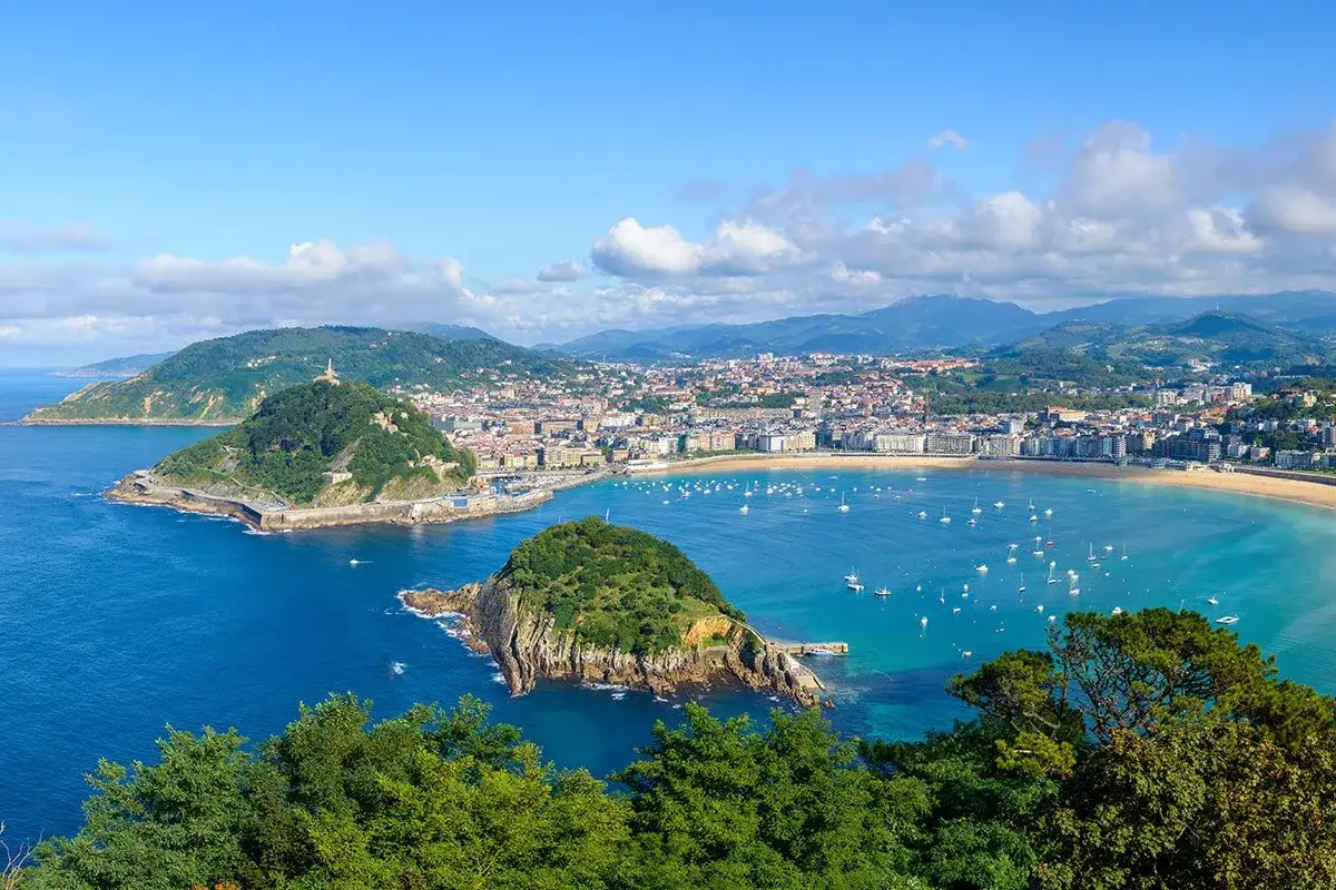 Widok na zatokę La Concha w San Sebastián, perłę Kraju Basków (Euskadi).