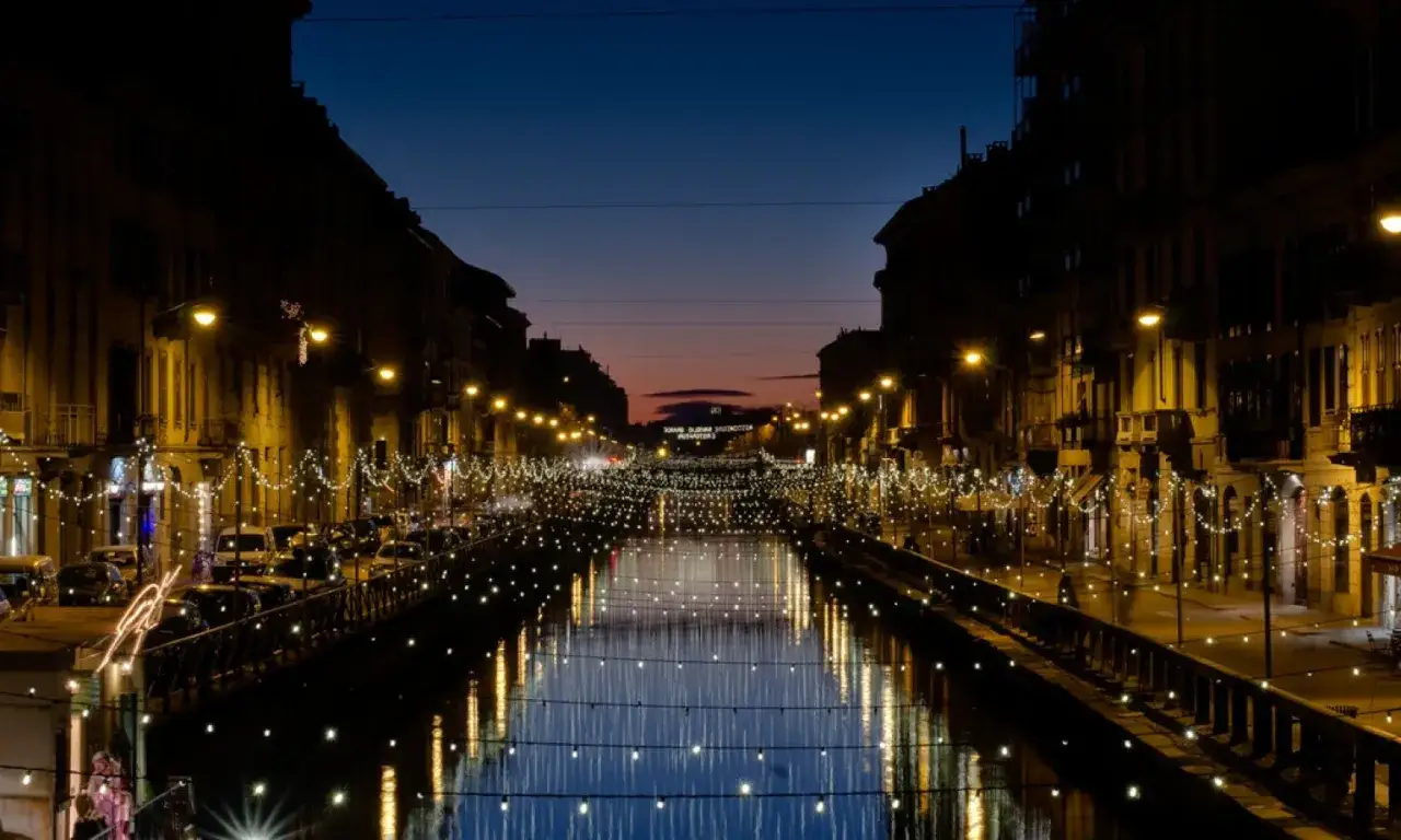 Nastroje wieczoru nad Navigli, gdzie światła tworzą magiczne odbicia w wodzie.