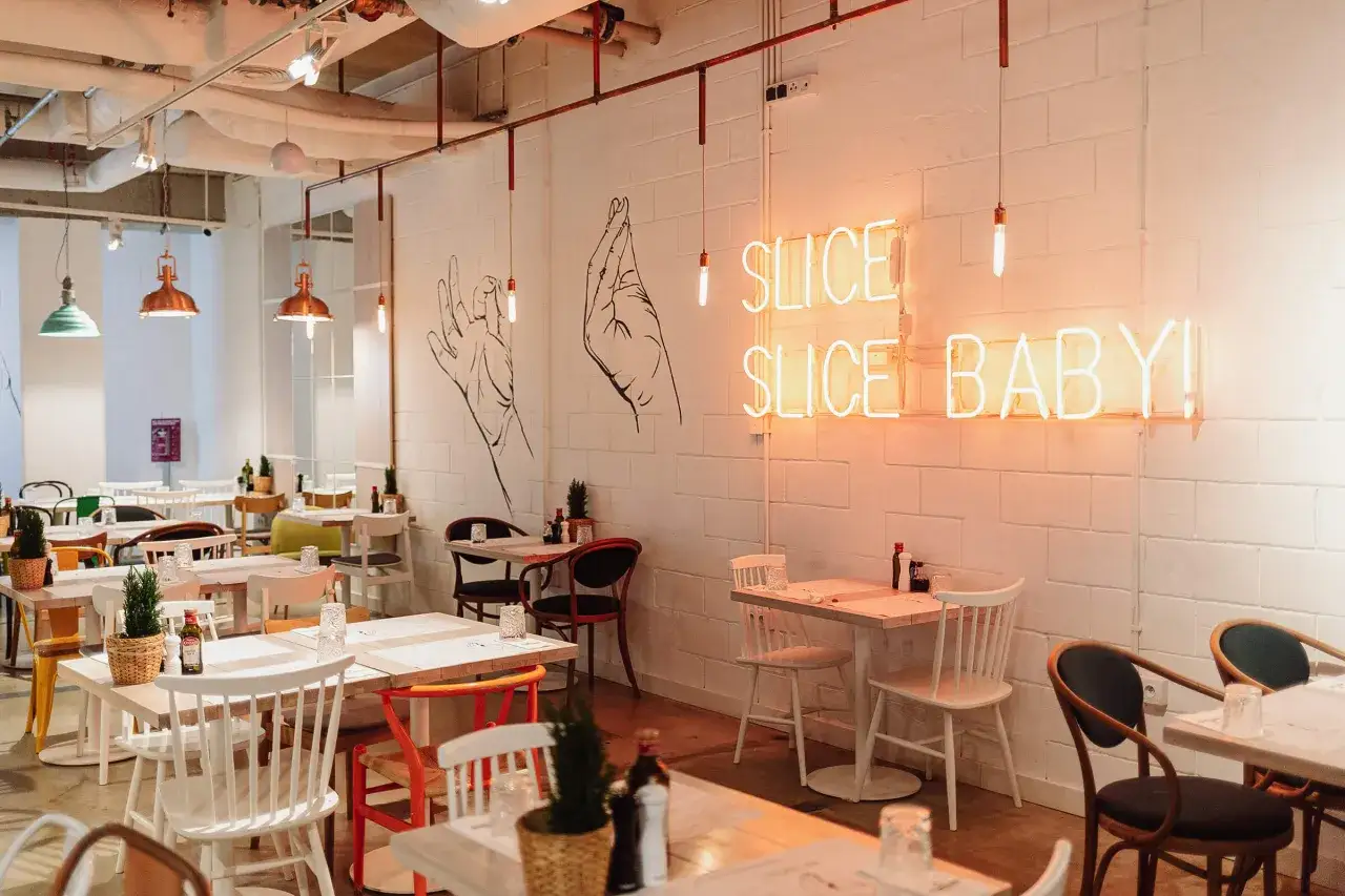 Wnętrze restauracji z neonem