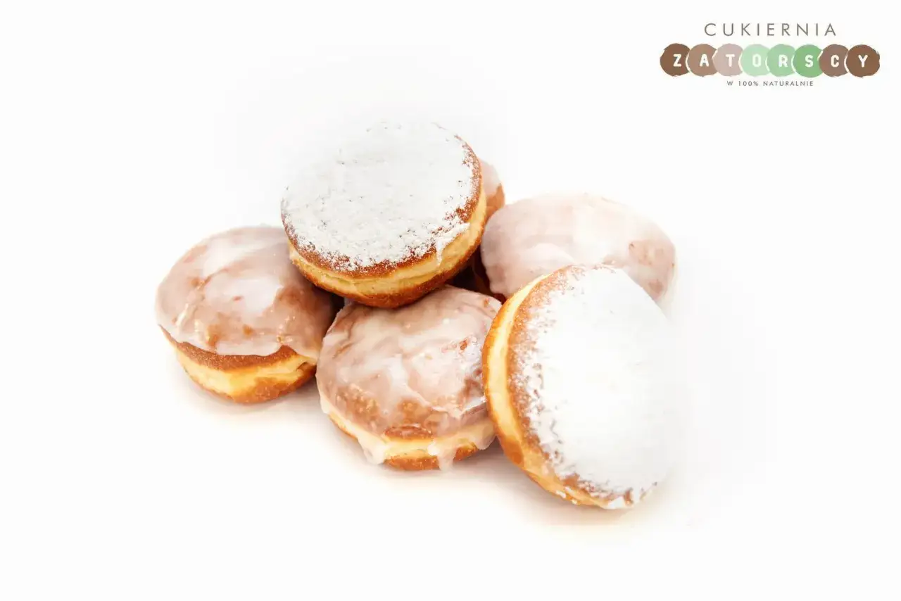Pyszne pączki z cukrem pudrem i lukrem. Zastanawiasz się, ile kalorii ma pączek? Te wyglądają na bardzo kuszące!