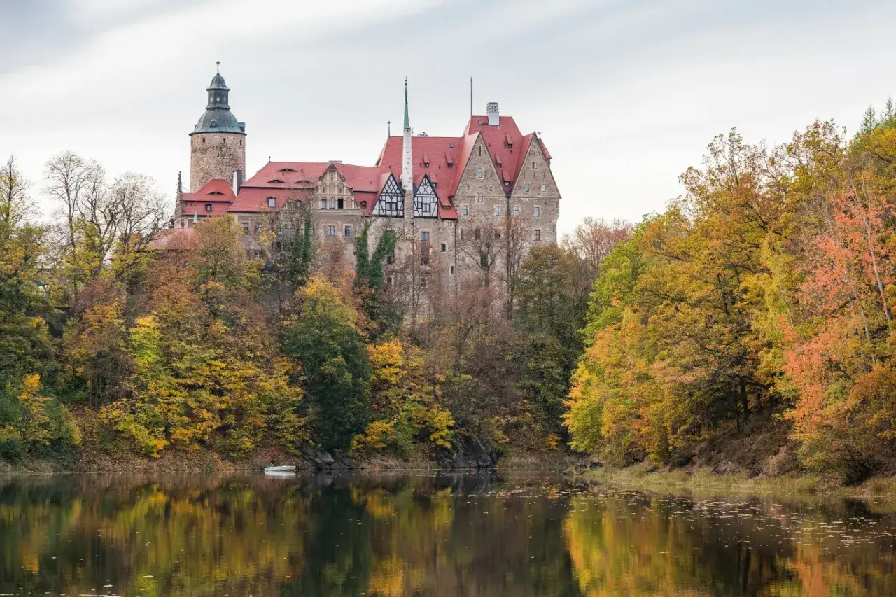 Zamek Książ otoczony jesiennymi barwami, idealne miejsce na jednodniowy wypad w Polsce.