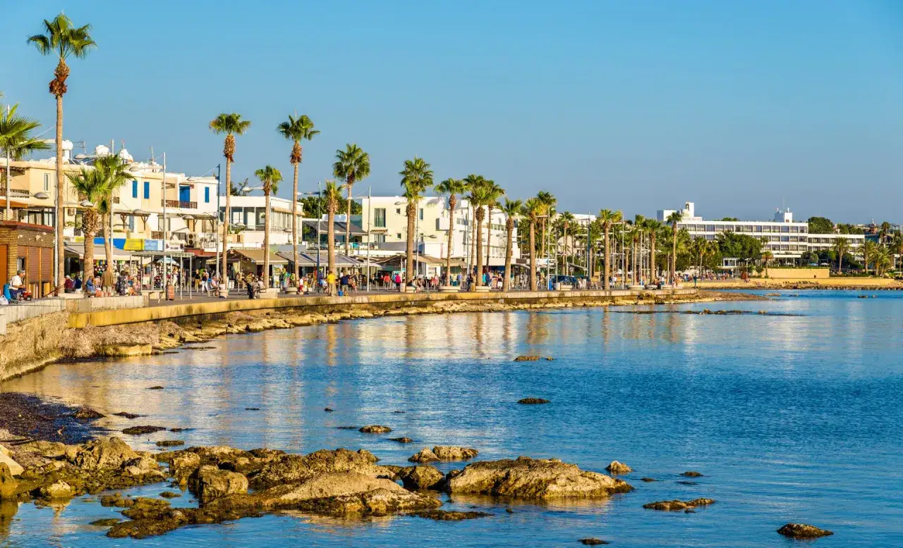 Promenada z palmami i budynkami wzdłuż wybrzeża. Czy to Pafos czy Larnaka?