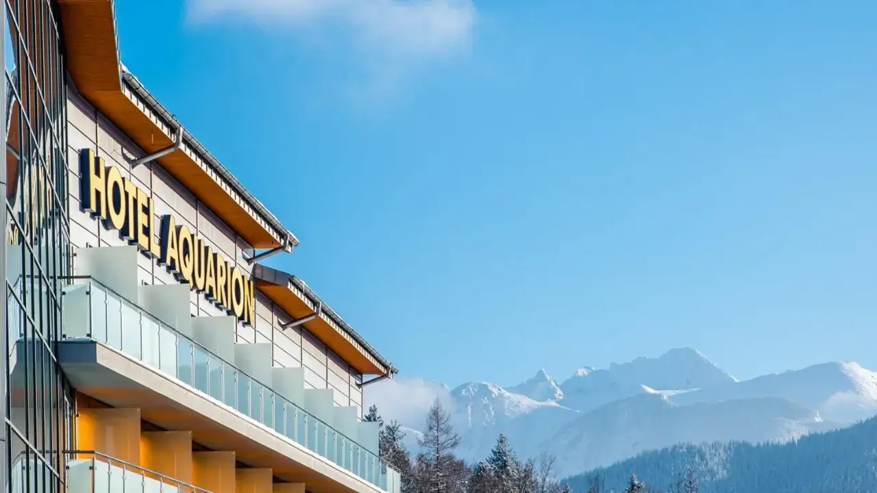Hotel Aquarion w Zakopanem, jeden z hoteli z basenem, oferuje widok na ośnieżone Tatry.