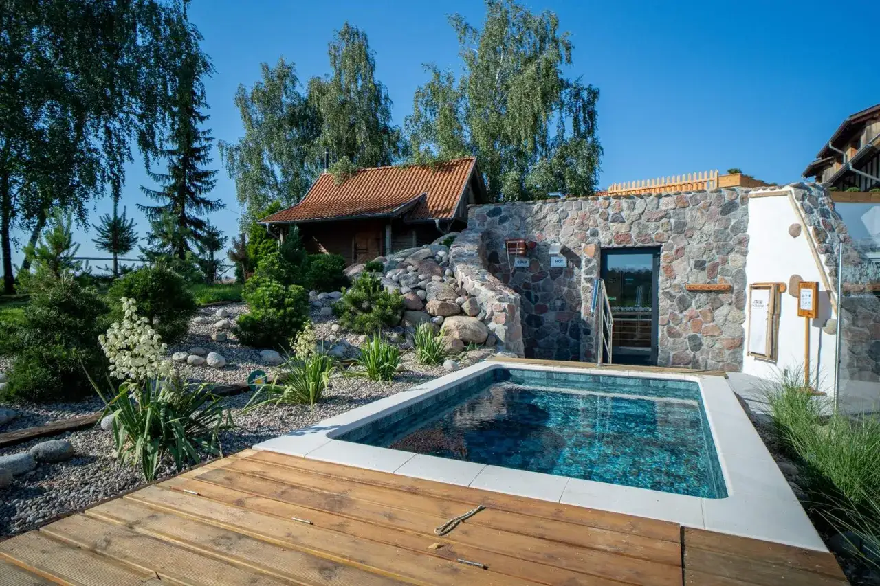 Relaks w jednym z hoteli spa Polska. Basen i kamienna sauna w otoczeniu zieleni.