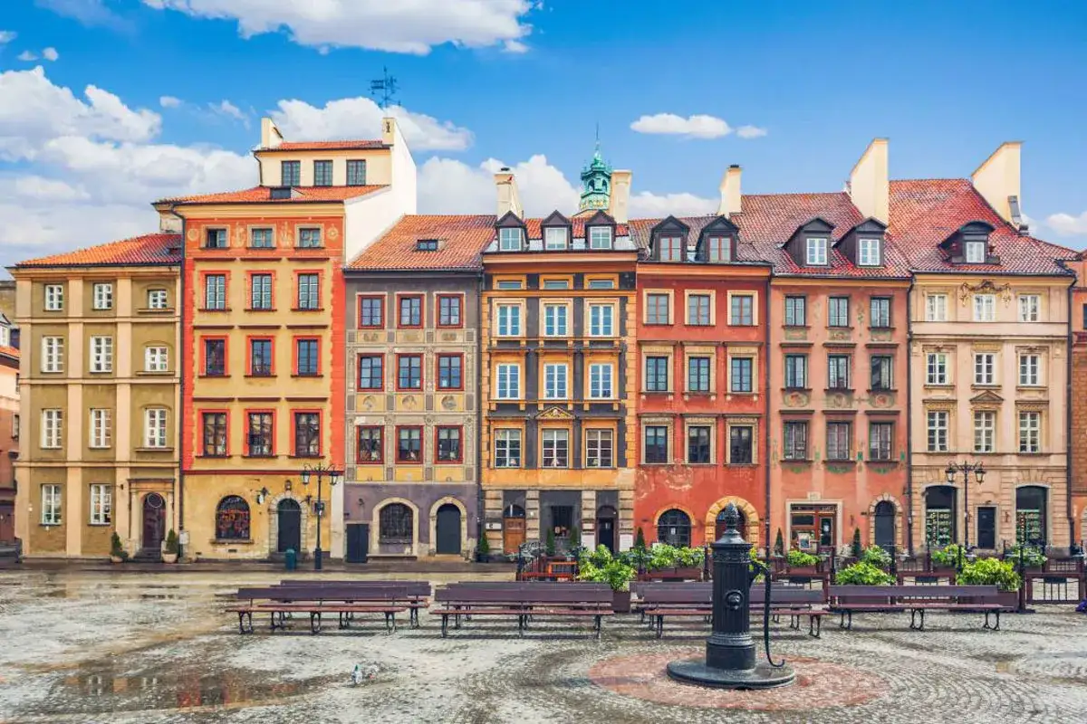 Kolorowe kamienice na Rynku Starego Miasta w Warszawie, jednym z najpiękniejszych miast w Polsce.