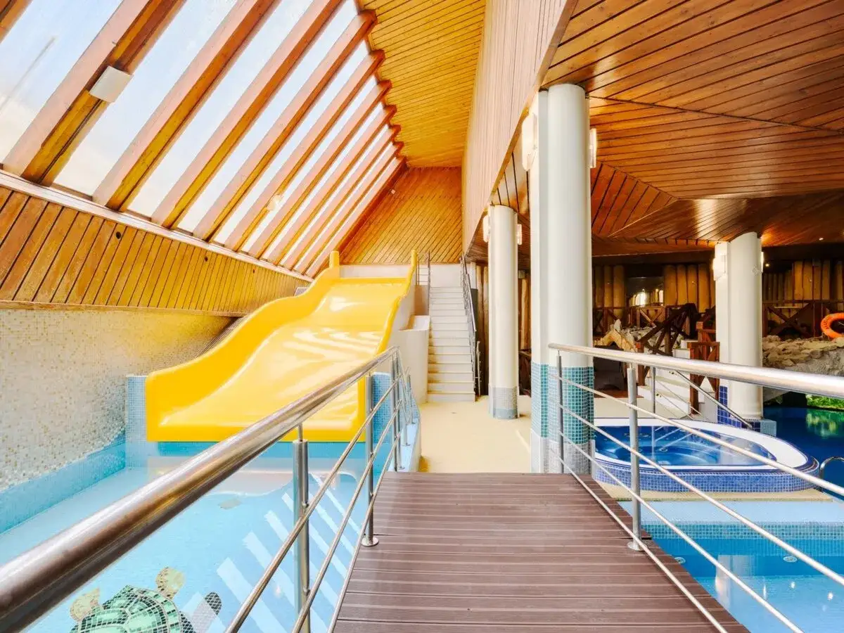 Wodne szaleństwo w hotelach w Zakopanem z basenem! Żółta zjeżdżalnia i jacuzzi zapraszają do relaksu.