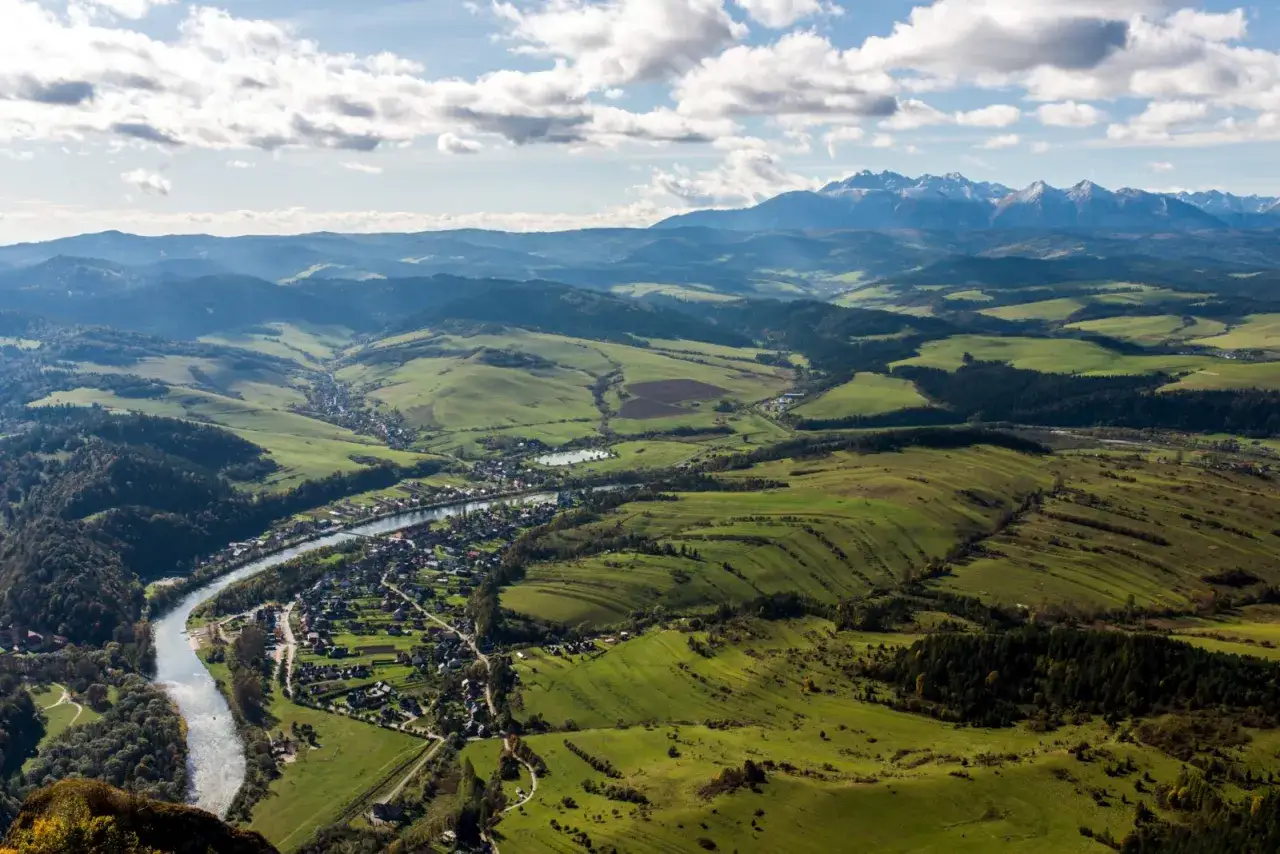 Widok z tarasu widokowego Trzy Korony na dolinę Dunajca i Tatry.
