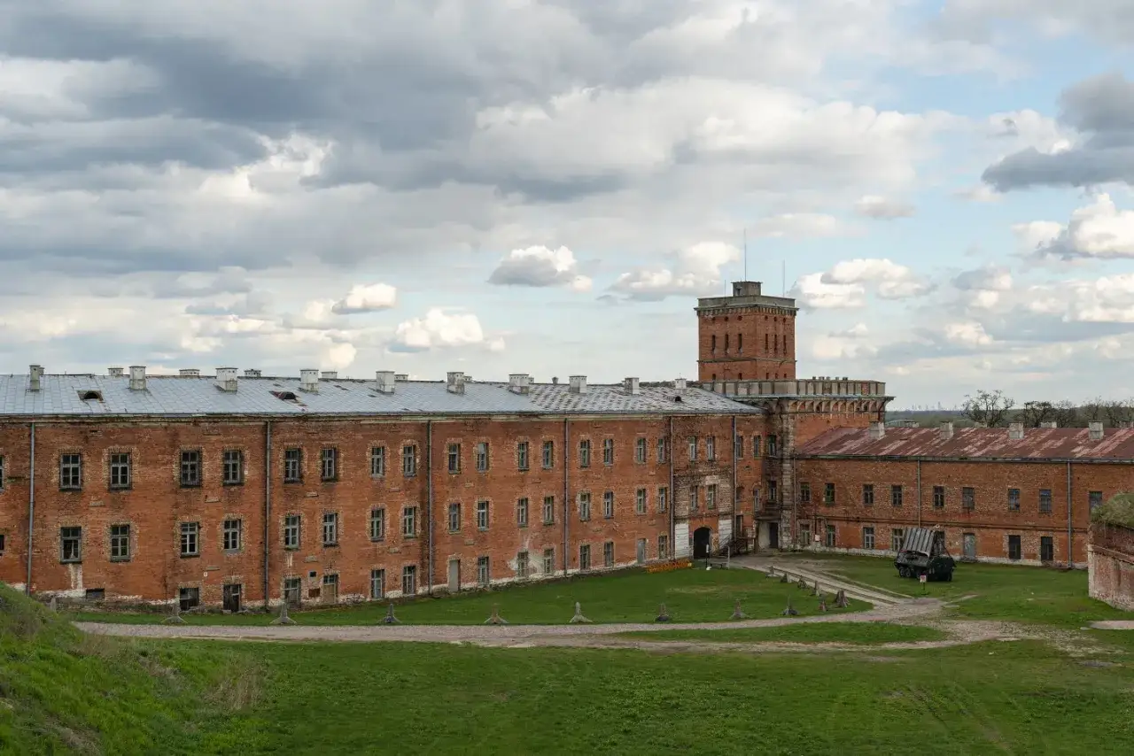 Dawny fort wojskowy, dziś jedno z ciekawych miejsc pod Warszawą. Ceglane mury, wieża i dziedziniec.