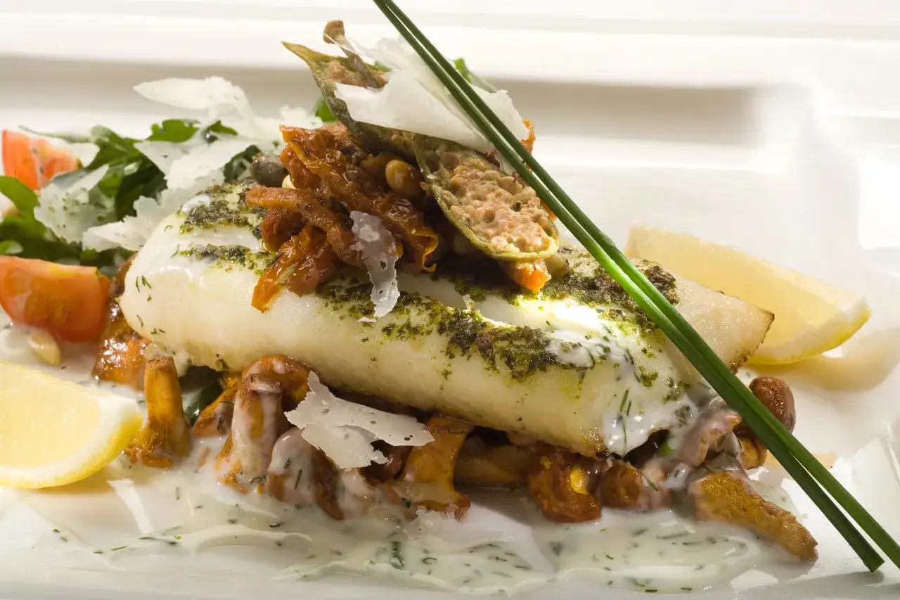 Halibut ryba w sosie, z kurkami, suszonymi pomidorami i parmezanem.