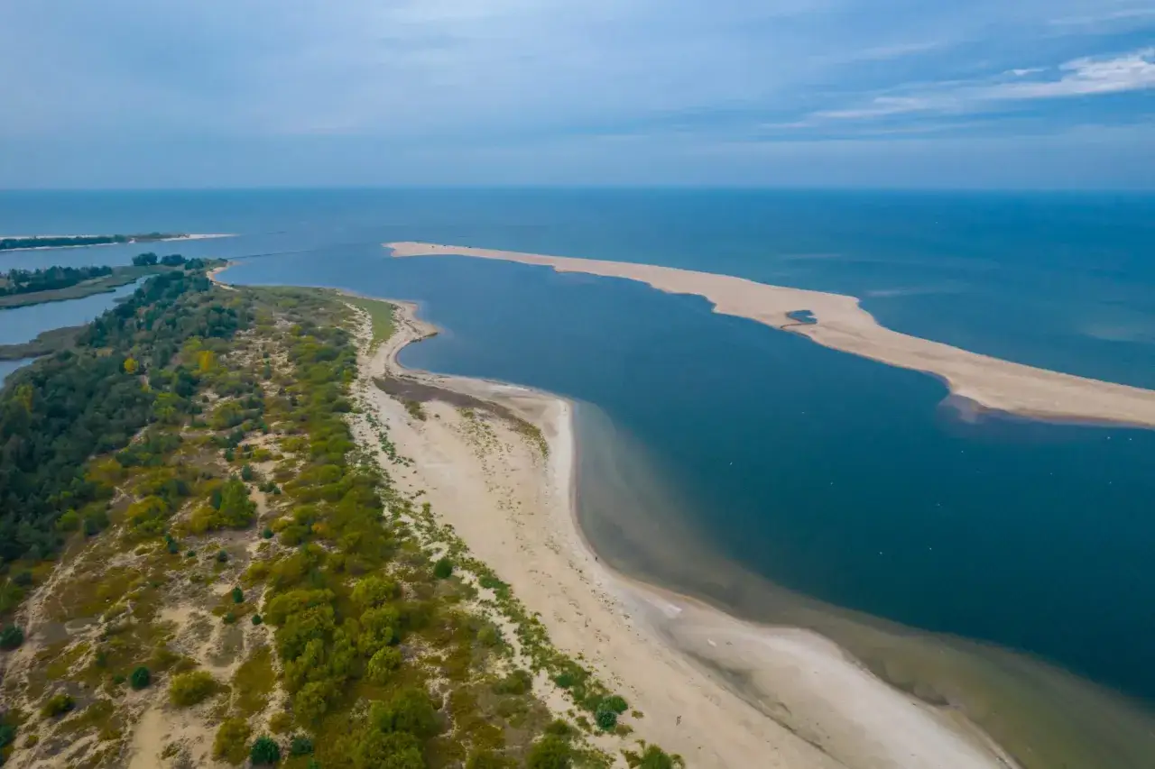 Piękne, piaszczyste wyspy w Polsce otoczone turkusową wodą i zielenią.