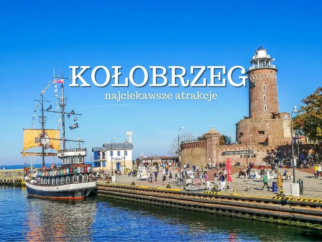 Port w Kołobrzegu z pirackim statkiem i latarnią morską. Wspaniałe atrakcje w Kołobrzegu czekają na turystów.