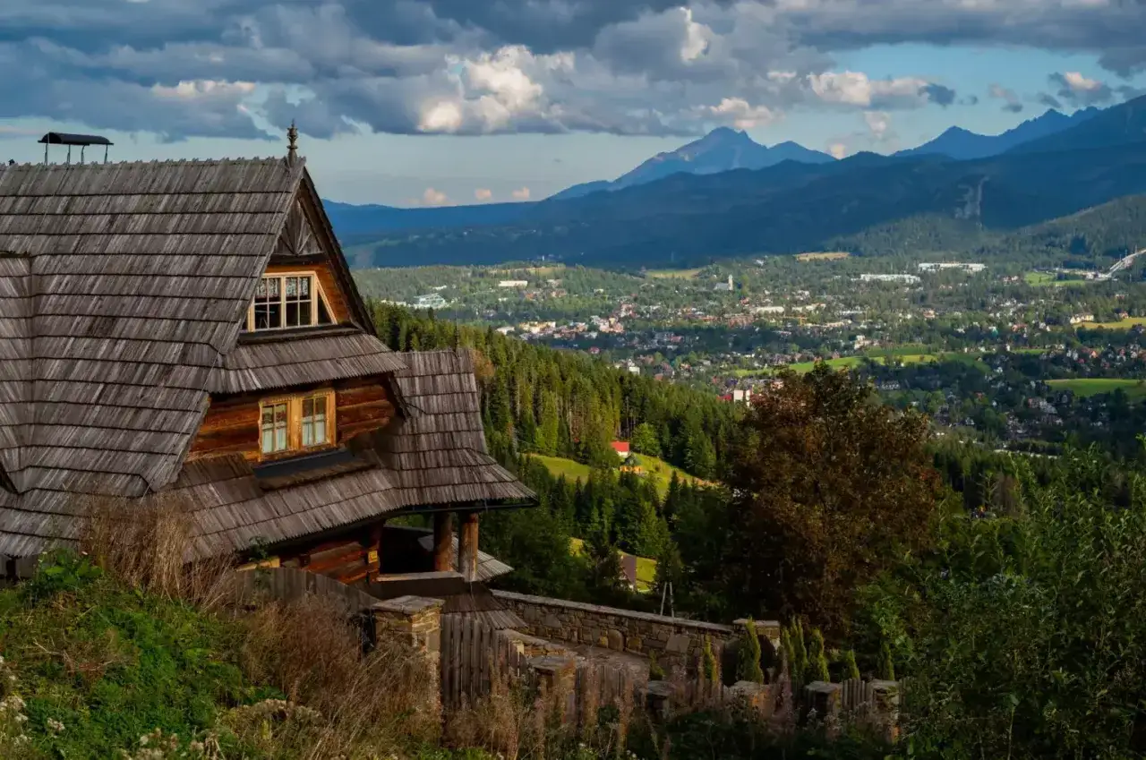 Drewniany hotel spa w górach z widokiem na dolinę i Tatry. Idealne miejsce na relaks.