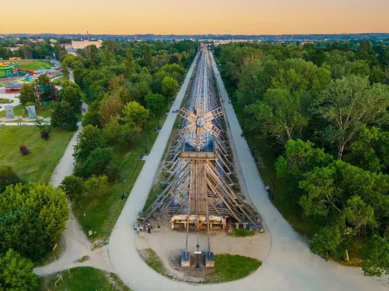 Drewniana tężnia w Ciechocinku, park z atrakcjami i ścieżki spacerowe. Idealne ciechocinek atrakcje na weekend.