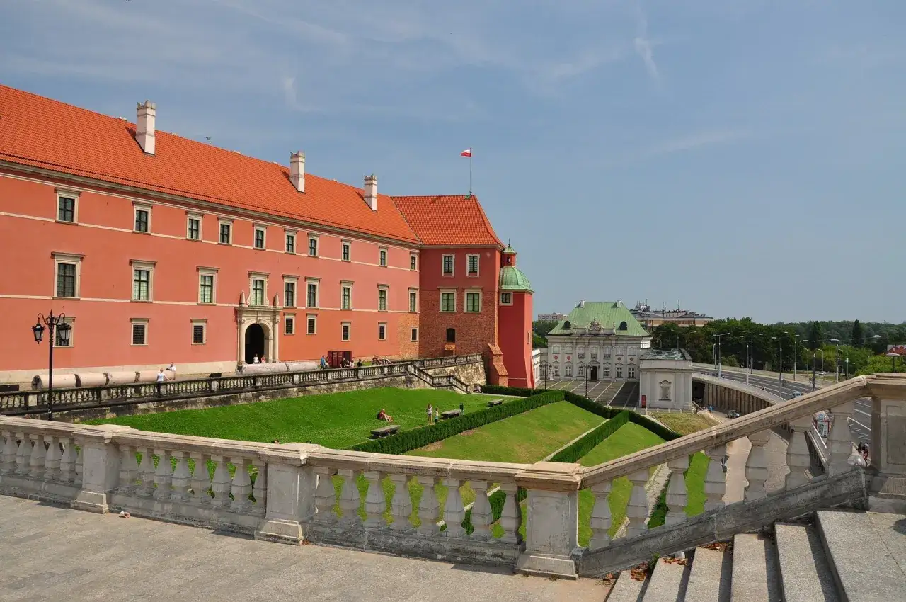 Zamek Królewski w Warszawie, jedno z wielu ciekawe miejsca 150 km od Warszawy, z zielonymi tarasami i kamienną balustradą.