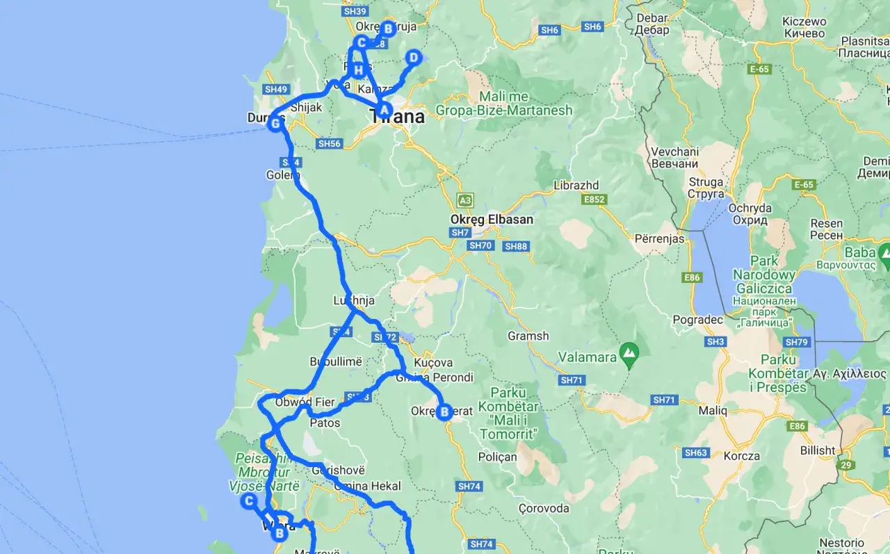 Trasa podróży po Albanii samochodem, obejmująca Durrës, Tiranę, Elbasan, Berat i okolice Jeziora Ochrydzkiego.