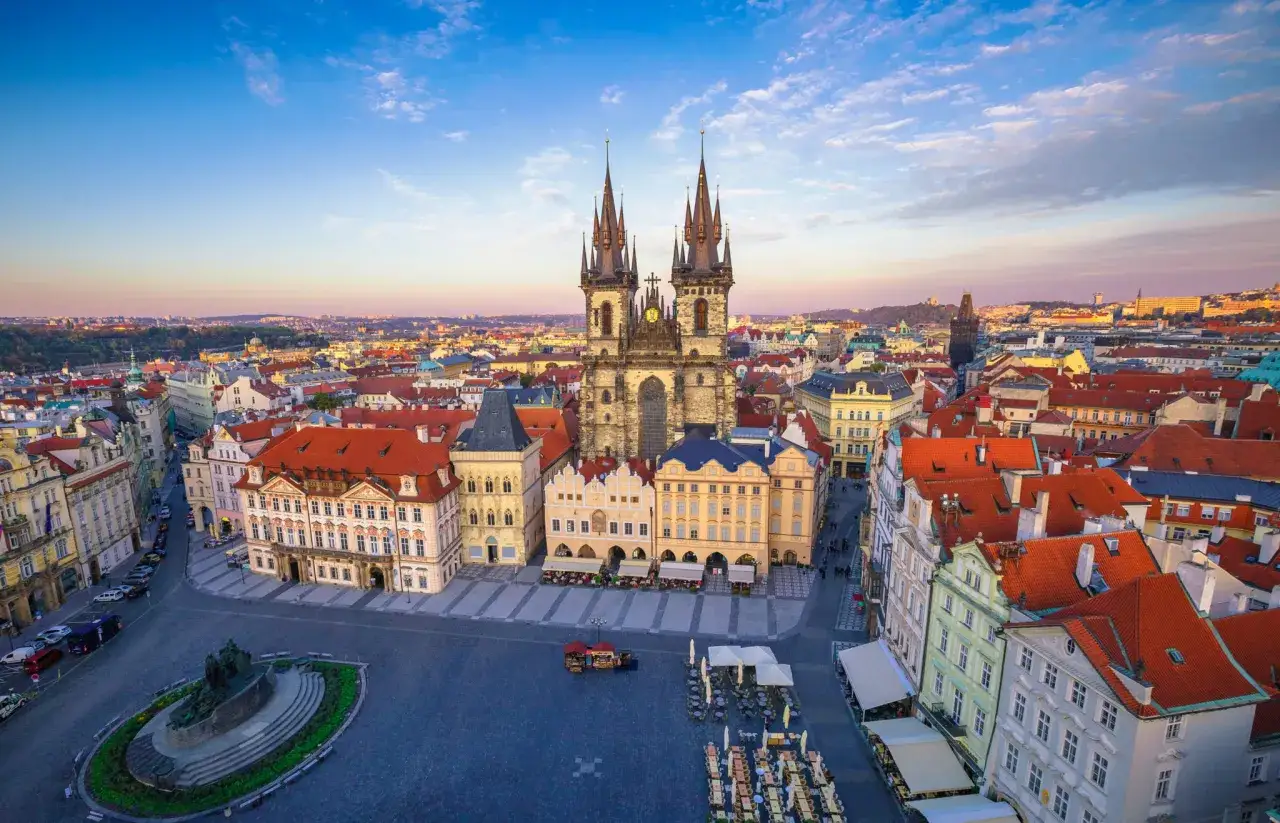Widok na Rynek Staromiejski w Pradze, stolicy Czech, z dominującym Kościołem Marii Panny przed Tynem.