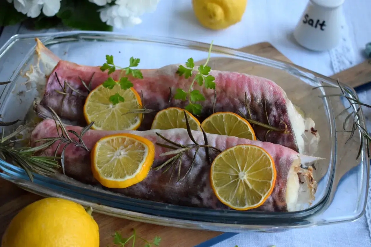 Dwa pieczone miętusy z cytryną i rozmarynem. Delikatne mięso miętusa jak smakuje? Z cytryną i ziołami jest wyśmienite!