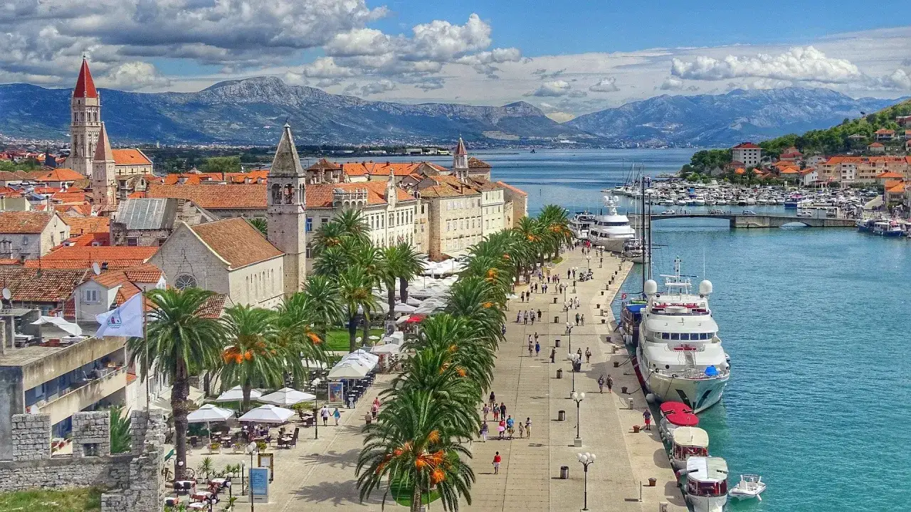 Idealne miejsce na city break: malownicza promenada z palmami, luksusowe jachty i zabytkowa zabudowa nad turkusowym morzem.