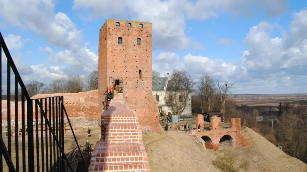 Wieża zamkowa i ruiny zamku w Czersku. Wspaniałe czerskie atrakcje historyczne zachęcają do zwiedzania.