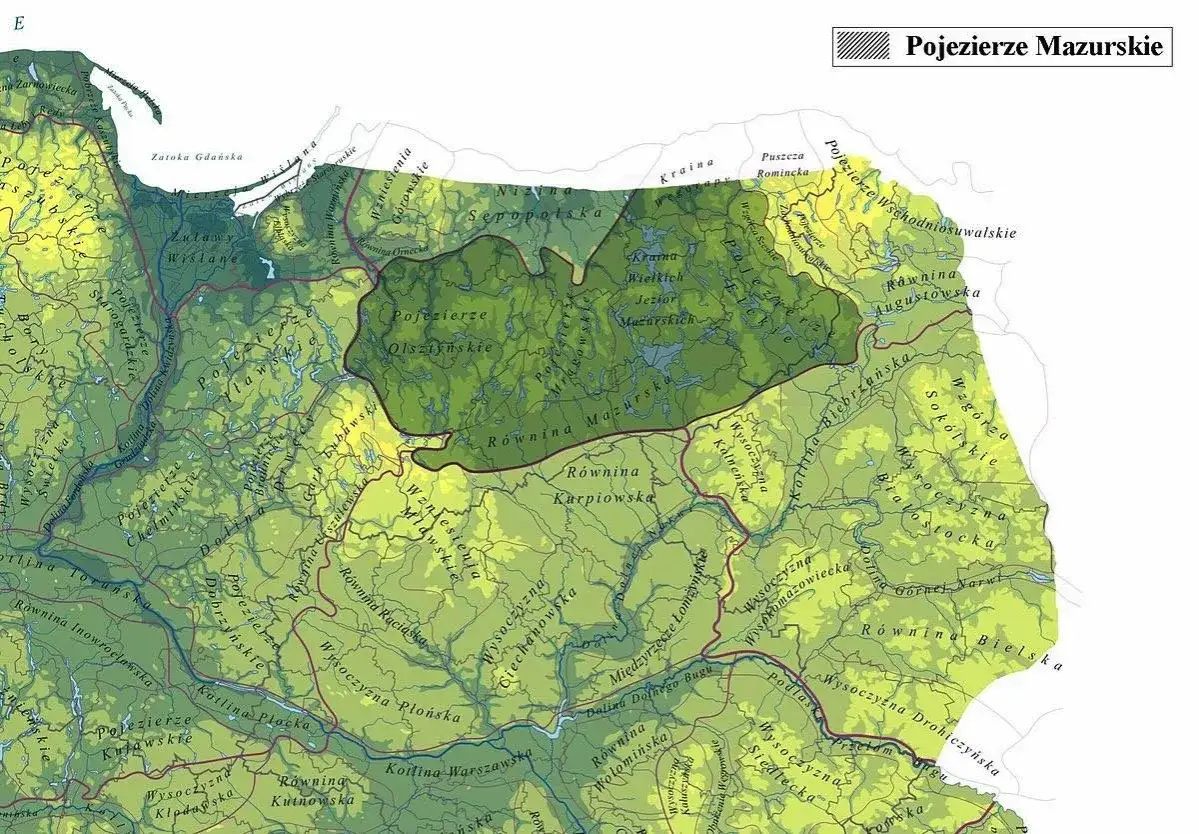 Gdzie są Mazury? Na mapie widać Pojezierze Mazurskie, krainę Wielkich Jezior, otoczone równinami i wzgórzami.
