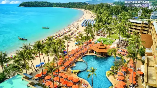Rajska plaża Kata z turkusową wodą, palmami i basenem. Idealne miejsce na wakacje.