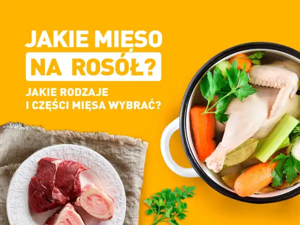 Garnek z gotującym się rosołem z kurczakiem i warzywami obok talerza z surowym mięsem wołowym i kośćmi.