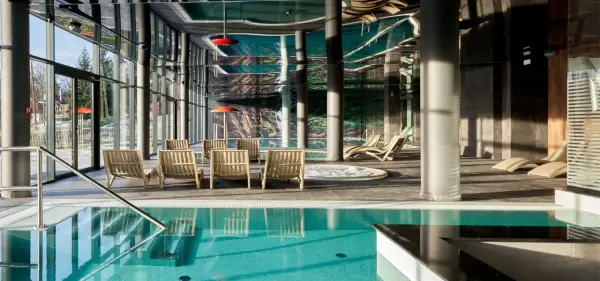 Relaks w basenie i jacuzzi. Idealne szklarska poręba noclegi z basenem dla Twojego wypoczynku.