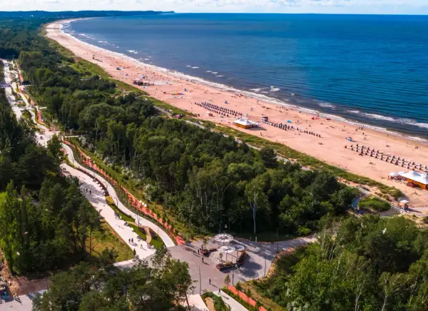 Piękna plaża i promenada nad morzem. Zastanawiasz się, do jakich miast nad morzem można dojechać pociągiem?